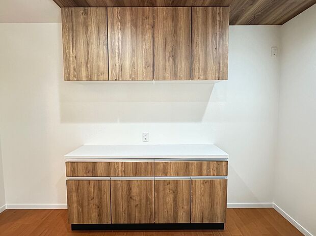 【カップボード（同一使用）】上下カップボード（食器棚）が標準でついております！