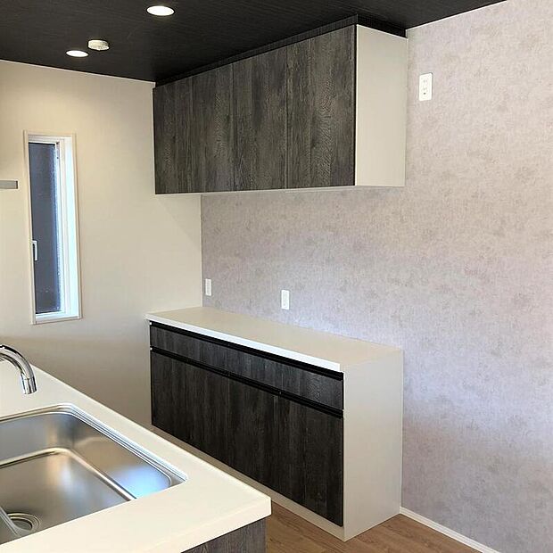 キッチンとお揃いの面材でオシャレ♪耐震ラッチ付きですので地震時に収納物の落下も防げます!(画像はイメージ)