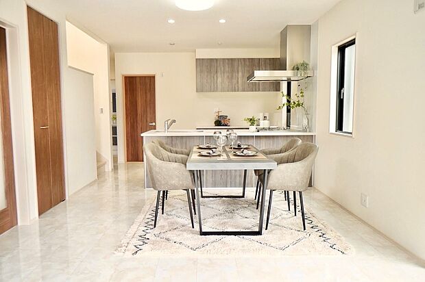 室内イメージ写真
■ペニンシュラキッチンを採用
■開放感のある明るいキッチンで、家族との会話も弾みます。
■天板・シンクともに人造大理石の為、お手入れも楽々です。