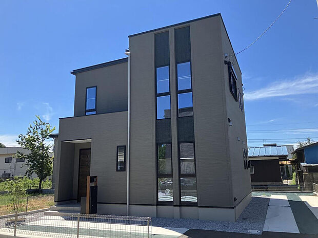 スタイリッシュな配色で建売とは思えない外観です。長期間美観を保てるよう外壁材もこだわっております。