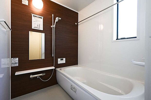 【1号地浴室】
お子様と一緒に入ることもできるゆったりとした設計です。足を伸ばして1日の疲れをリフレッシュできます。窓を設置しているため換気もバッチリ。お掃除も楽々です。