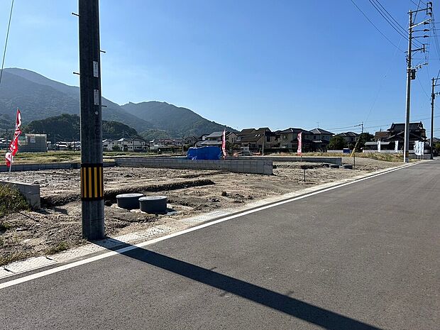 現地(2024年11月)撮影
分譲地内で前面道路もゆとりの広さです。全棟52坪以上の敷地面積!ゆとりのある敷地で理想のマイホームが叶います。日当たりや間取りなど是非現地でご体感ください。