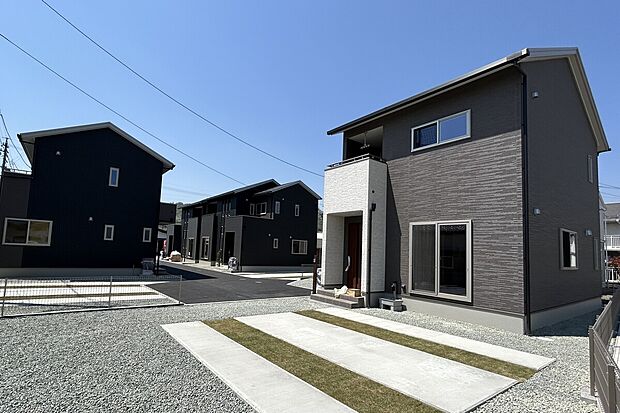 【外観】
分譲地内道路は車通りが少ないためお子様のいるご家庭も安心です。