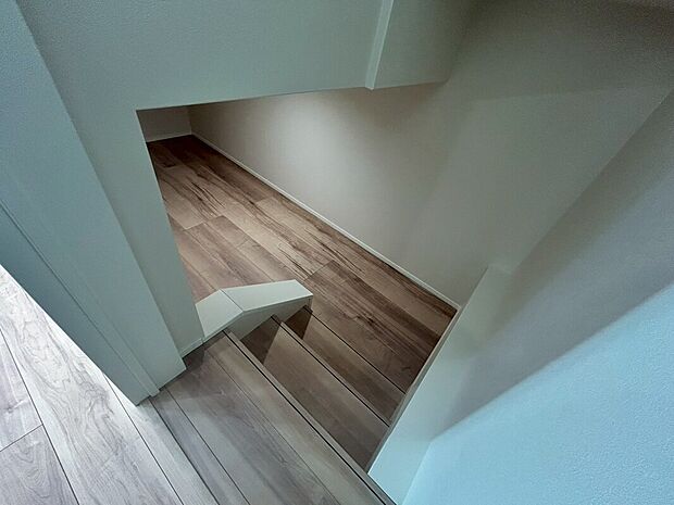 スキップフロア下の大容量の基礎内収納は、日用品は勿論、季節物の家電や地震などの災害非常時用の備蓄品をストックするなど、色々な活用方法がありとても便利です。