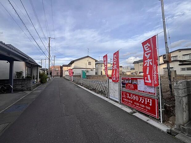 外観(前面道路と現地):幅のある舗装道路に面した造成済みの更地で、販売看板に3,590万円の表示があり、穏やかな住宅街の空と陽光を感じられる立地です。市営バス南佃停徒歩6分の利便性も魅力です。