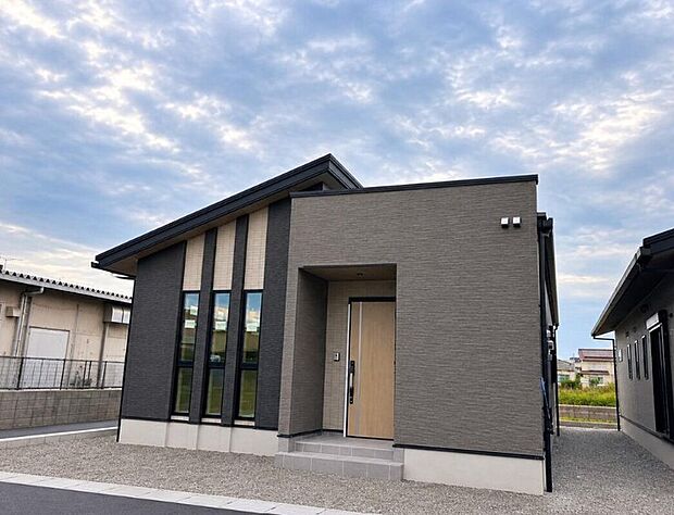 【1号地】
65坪以上の敷地面積だから叶う平屋建ならではの開放感をご堪能ください!タマホームが標準とする最高等級ランク「耐震等級3」の家。地震に強いパネルを張っており耐震性能も◎※2026円10月撮影