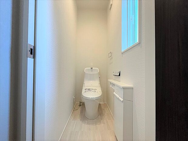 【【同仕様・同形状写真】トイレ】LIXIL独自の節水技術で、水道代を上手に節約。キレイ機能も充実しており、普段のお手入れもラクラクです。
もちろんウォシュレット付きです♪