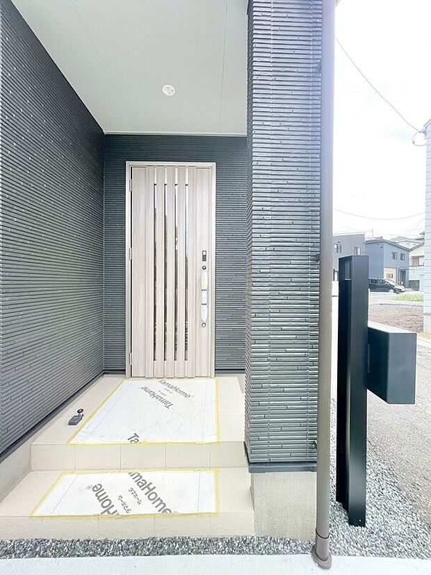 【玄関】タッチキーを搭載した玄関ドアを採用しました。電池式の為、停電時でも作動する安心仕様です。