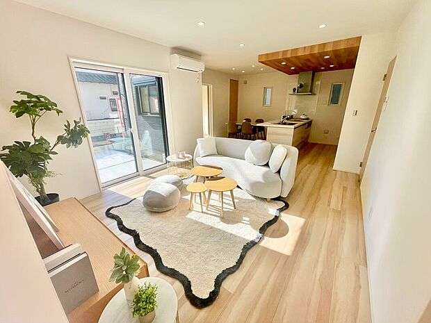 【リビング】家族の笑い声が響く、開放的な広がり。キッチンからの視線も届くため、料理中もお子様の様子を見守れます。自然と家族が集まり、会話が弾む団らんの空間です。