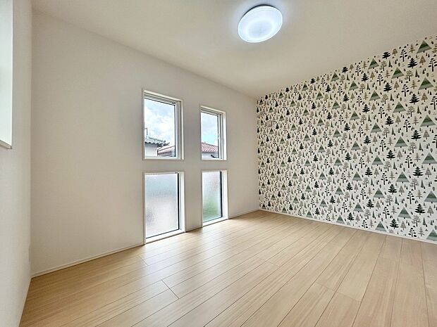 【子供部屋】ベッドと学習机を置いてもゆとりのある6帖。収納力のあるクローゼット付きで、自分でお片付けする習慣も自然と身につきます。お子様の成長と自立心を優しく育む、明るいプライベート空間です。