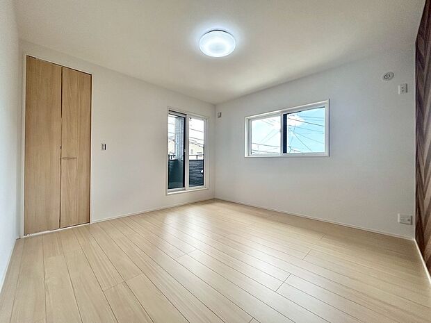 【主寝室】キングサイズのベッドも置けるゆとりの8帖。大容量のウォークインクローゼット完備で、夫婦の衣類や季節家電も丸ごと収納。一日の疲れをゆっくり癒やす、ホテルライクで安らぎに満ちた私室です。