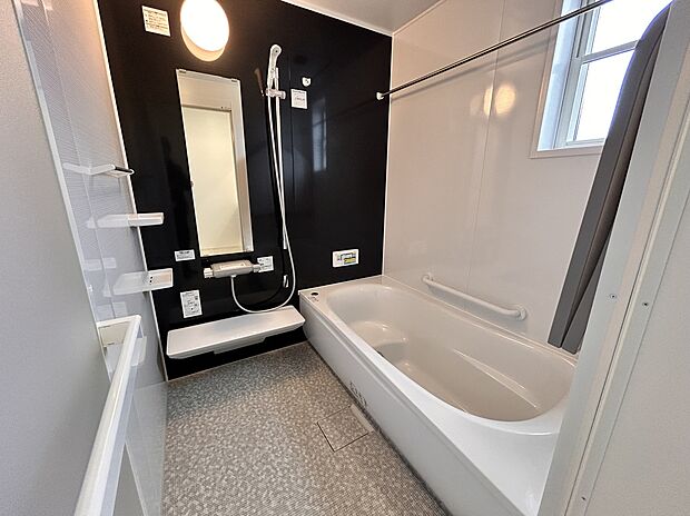 【浴室】TOTOのお風呂を採用♪ほっカラリ床は水はけがよく、クッション性もある為、お子様やご年配の方が転んでも安心です♪