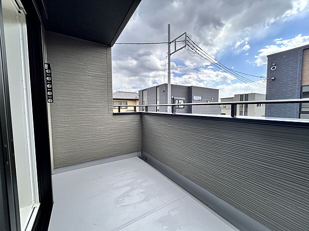 【バルコニー】全棟バルコニーを完備!南向きに配置がされている為、洗濯物もよく乾きます!