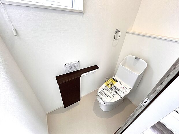 【トイレ】トイレは節水タイプのタンク式トイレ！フチレス形状の為汚れが溜まりにくく、お掃除もラクラク♪