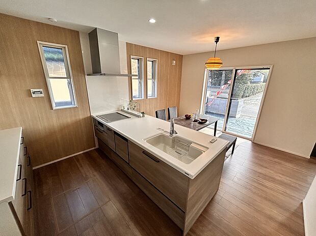 【キッチン】人造大理石のカウンター・シンクとなっております。浄水機能付きのタッチレス水栓や食洗機も完備!