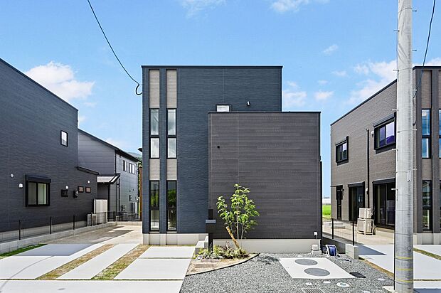 【3号地】【3号地】鮮やかな植栽も映える美しい外観。広々とした敷地面積ですので、セカンドカーにも嬉しい車3台分駐車可能となっています。洗濯物もよく乾く明るい区画です!