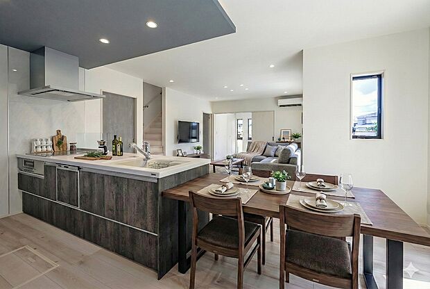 【【2号地内観写真】】【2号地】
南面に面したリビングダイニングには柔らかな採光がたっぷりと届きます。明るく開放的なリビングには、ご家族の笑顔が溢れます。19帖の広々LDKでゆったりと寛ぐことができます。