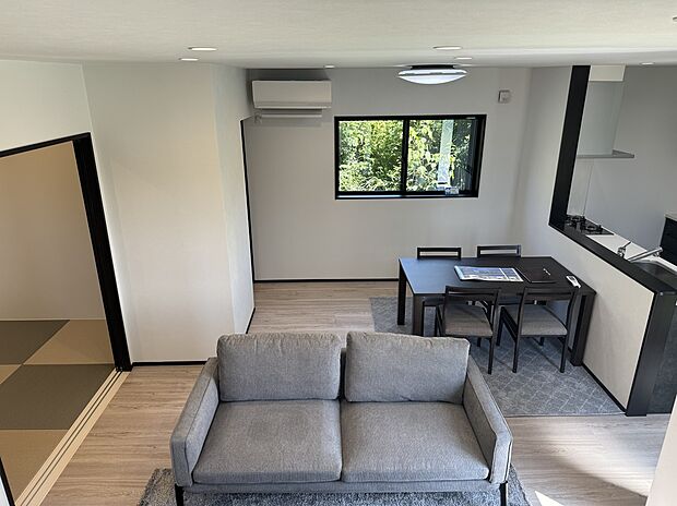 【LDK】スキップフロアよりリビング・ダイニングを望む。