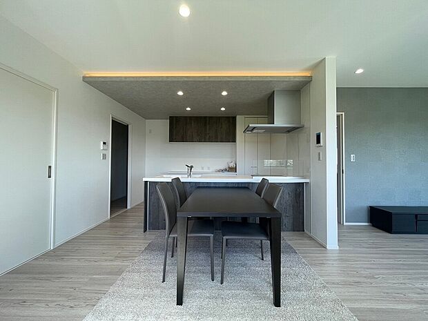 【内観イメージ】同形状・同仕様(キッチン)
デザイン性のあるペニンシュラ型となり、リビング・ダイニングとの一体感があります。キッチンから家事をしながら、リビングダイニングで遊んだり勉強をするお子様を見守れます。