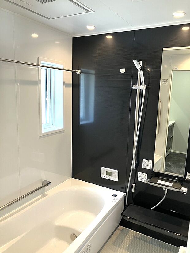 【3号地】1坪タイプの換気乾燥暖房機付き浴室。
お子様とでもゆったり入れます♪
メーカー独自のキレイを保つ技術も充実しており、普段のお手入れもラクラクです。