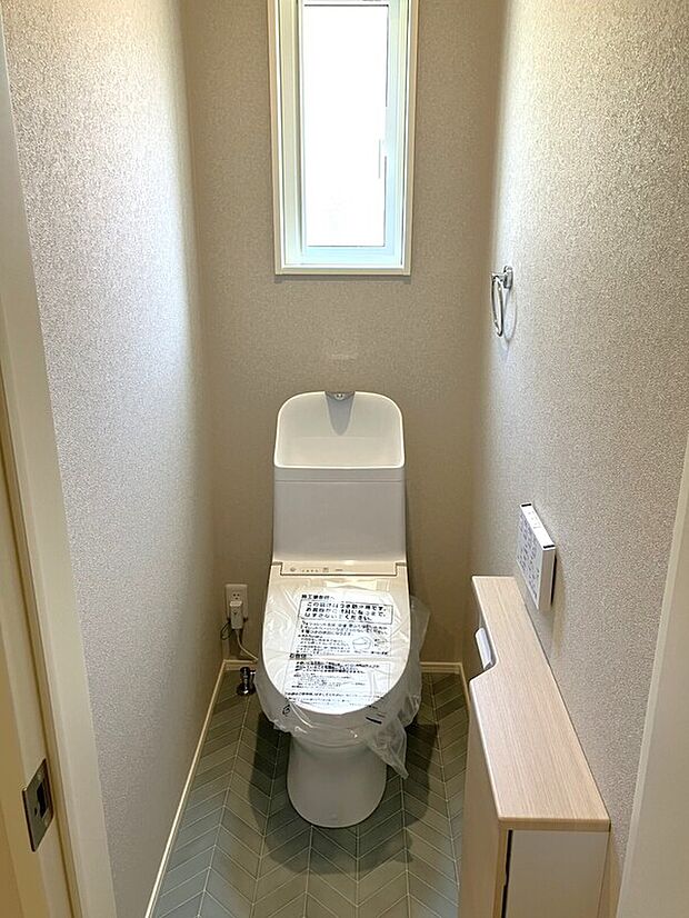 【2号地】お手入れのしやすさも魅力的な節水・多機能トイレ。窓付きで換気もできるのでいつも清潔な空間を保てます!