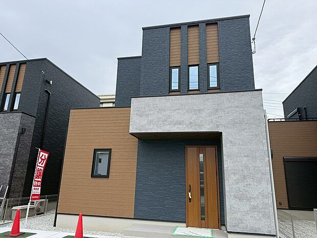 【4号地外観】4号地現地(2025年10月)撮影
異なるカラーと材質で作り出す、デザイン性のあるお洒落な外観です。各棟、住みやすさを考えられたこだわりの収納があり、家中がスッキリ片付きます。