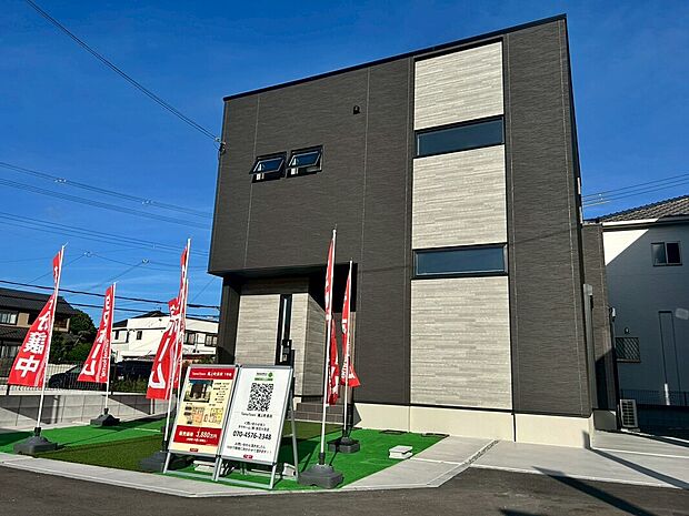 【現地写真】駐車場には自動車を3台停めてもまだ余裕があります♪+物置を置いて趣味やお子様のベビーカーを収納することで慌ただしいお出かけも快適に準備ができそうですね!