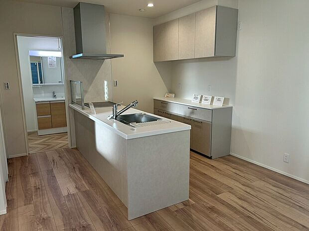 【1号地 キッチン】広々としたリビングダイニングキッチンが特徴です♪家族が集い、コミュニケーションの時間が自然と増えます。