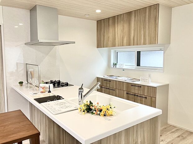 【キッチン】リビングやダイニングを見渡せるオープンな『ペニンシュラキッチン』を全邸採用♪対面のカウンターとしても使える広い天板は、お料理の際にも広々使えるキッチンです。(画像はイメージです。)