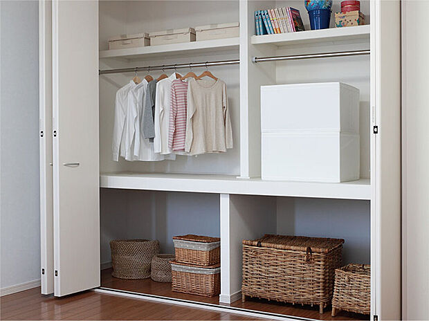 【ウォークインクローゼット】収納効率と使い勝手をいいとこ取りのクローゼット。衣類など収納する場所が決まっているとスッキリ片付くメリットも。日常を気持ちよく過ごす為にも必須のスペースです(画像はイメージ)。