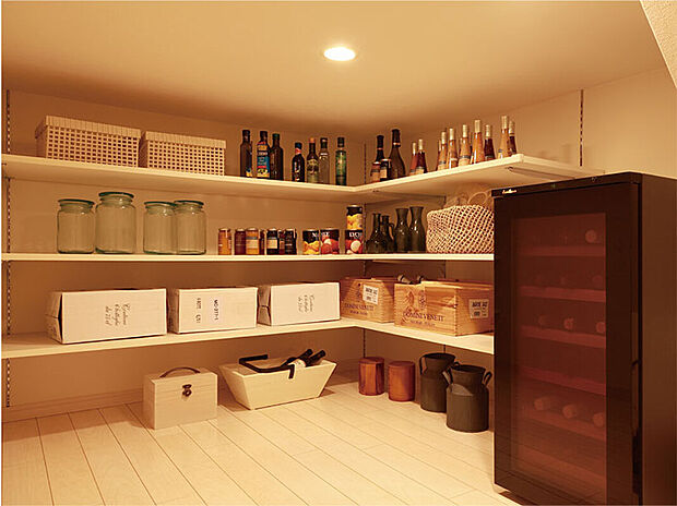 【基礎内収納】フロア下や階段下には広々収納スペースを確保。普段使用頻度が高くない物やシーズンオフの衣類の収納などを用途様々。限られた敷地を最大限に使える空間設計です(画像はイメージ)。