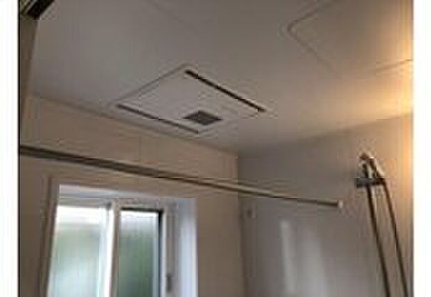 【浴槽暖房乾燥機】浴室暖房乾燥機の完備で梅雨や冬の洗濯物が乾きにくい時期も、共働きで外に干しにくいご家庭にも安心便利。