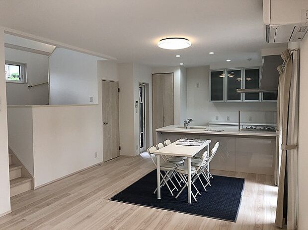 【リビング】リビングにはL字ソファもおけるスペースがあり、家族みんながゆったり寛げる広さです。優しい日差しがそそぐ空間の中、家族の時間を心地よくお過ごしいただけます。(画像はイメージです。)