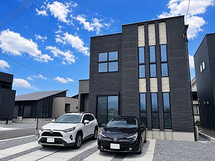 2号地外観：ダークグレーの分譲住宅