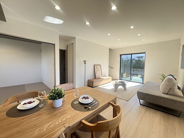 【LDK<1号地>】18帖のリビングダイニングキッチン。日当たりが良く風通しも良い家です。