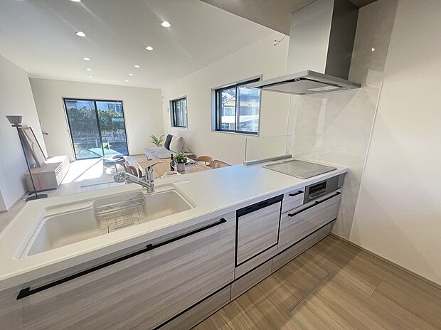 【キッチン<1号地>】対面キッチンなので、家事をしながら家族とのコミュニケーションもとれます。