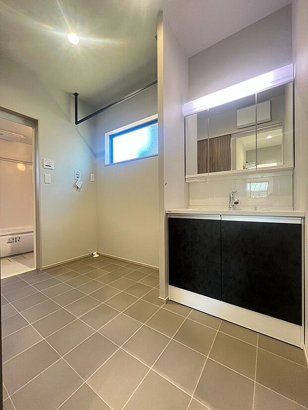 【洗面脱衣室】3帖の洗面脱衣室。横幅900サイズのパナソニックの洗面化粧台+洗濯もの干しバー付き。