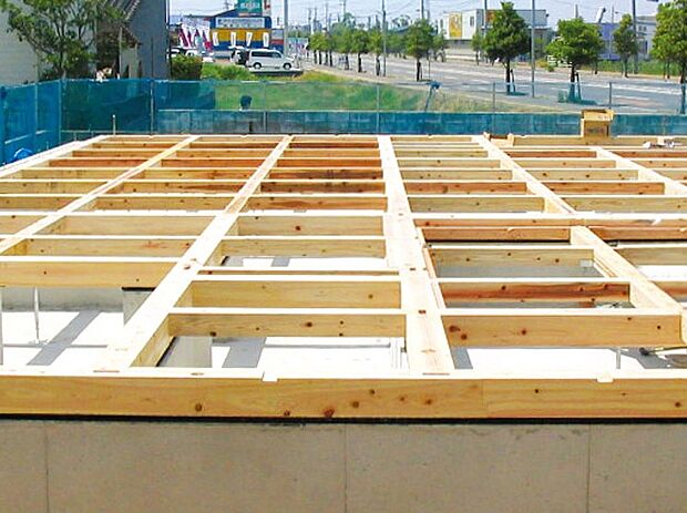 【ヒノキ土台】シロアリを寄せ付けにくい、耐久性に優れたヒノキ土台を採用。また、柱には高品質の集成材を採用。集成材は安定した強度を持ち、耐震性、耐久性に高い強い家を生み出します。