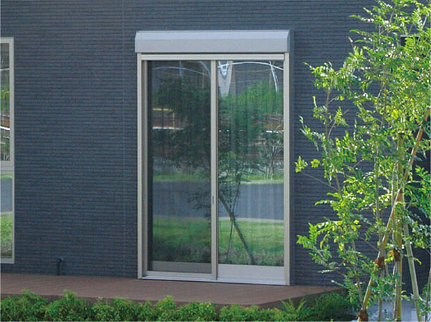 【シャッター雨戸】大切な家と家族を守るシャッター雨戸は、ロックを内側からしかはずせないから防犯性に優れ、台風などにも安心です(画像はイメージ)。