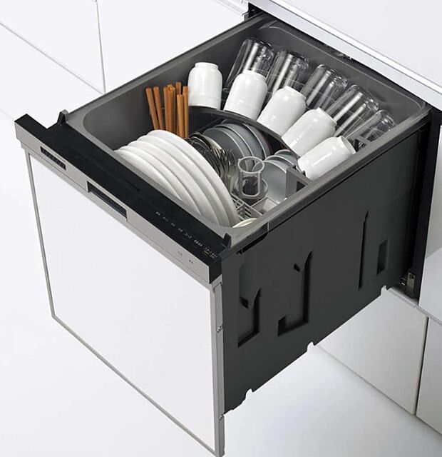 【食器洗浄乾燥機】キッチンにはビルトインタイプの食器洗浄乾燥機を内蔵。高温洗浄で食器の殺菌も出来て、家事の負担も減らしてくれます。