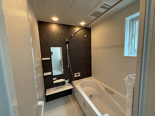 【同形状・同仕様（浴室）】同形状・同仕様※写真はイメージです
坪タイプの浴室は体をのばしてリラックスできるサイズ。子育て世代なら、お子さんと一緒に入浴してもゆったり入れる広さ。一日の疲れを癒しながら、親子の時間も大切にできます