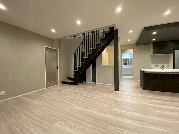 【リビング階段】空間を引き締める黒いアイアンが印象的な、スタイリッシュなスケルトン階段。視線が抜けるため圧迫感がなく、リビングに奥行きと開放感を与えます。インテリアの一部として美しく映える、洗練されたデザインです。