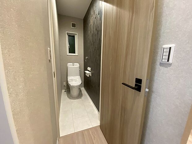 【トイレ】LIXIL製を採用。フチのない形状に加え、強力な水流で汚れを洗い流すので日々の掃除がラクラク。シンプルで使いやすく、いつでも清潔な空間を保てるのが嬉しいポイントです。