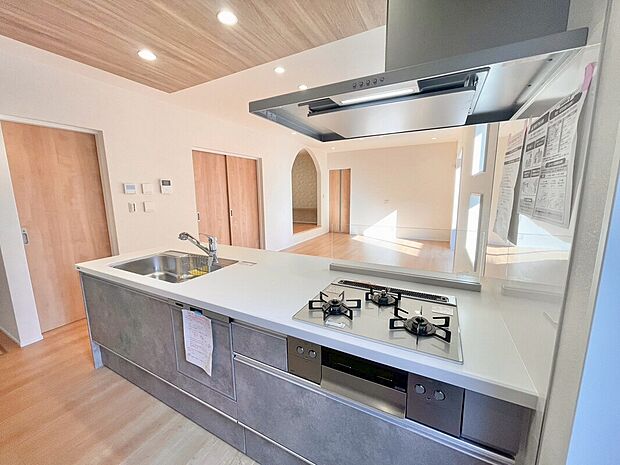 【キッチン】リビングと一体感のある対面式ペニンシュラキッチン。食洗機と浄水器内蔵で家事効率もアップ。広々としたワークトップなら、お子様とのお菓子作りも楽しめます。