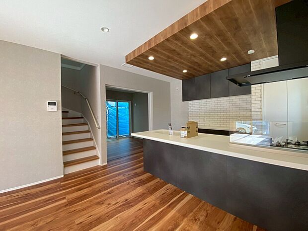 【キッチン】家族と会話しながら料理ができる対面式ペニンシュラキッチン。面倒な洗い物は「食洗機」にお任せ！家事の時間を短縮して、食後は家族とゆったり過ごせる時間を生み出します。