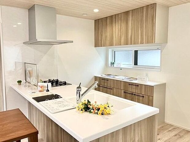 【キッチン】デザイン性と機能性を両立した大型のペニンシュラキッチンを採用。人造大理石トップなので、見た目スッキリ&お手入れも簡単です。(画像はイメージ)