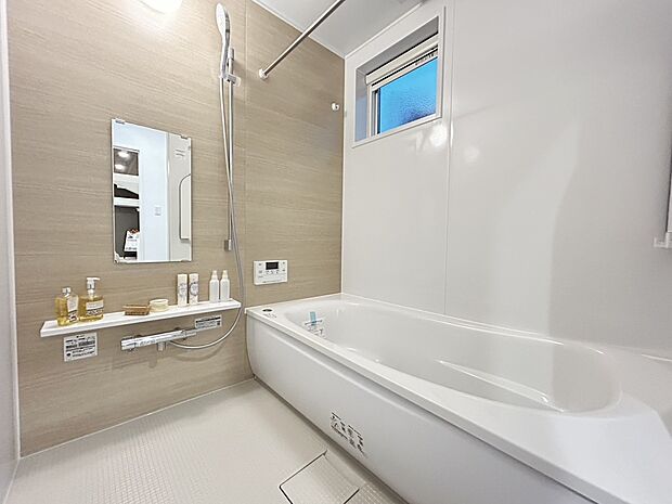 【浴室（イメージ写真）】浴室には換気がしやすいよう窓を設置。また、床も乾きやすく日々のお手入れがラクラクです♪※設置されております家具家電は展示用です。販売価格には含まれておりません。※写真はイメージの写真となります。
