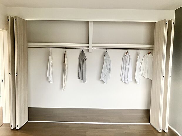 【ウォークインクローゼット】収納効率と使い勝手をいいとこ取りのクローゼット。衣類など収納する場所が決まっているとスッキリ片付くメリットも。日常を気持ちよく過ごす為にも必須のスペースです（画像はイメージ）。