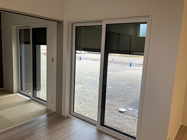 【リビング】掃き出し窓は電動シャッター装備