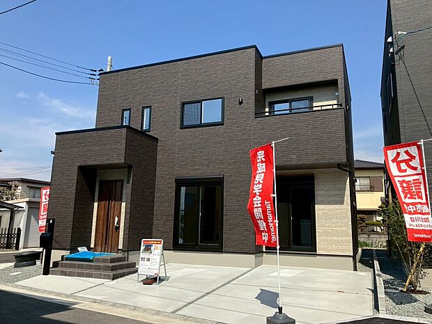 【8号地外観】間口が広く、駐車も楽々！